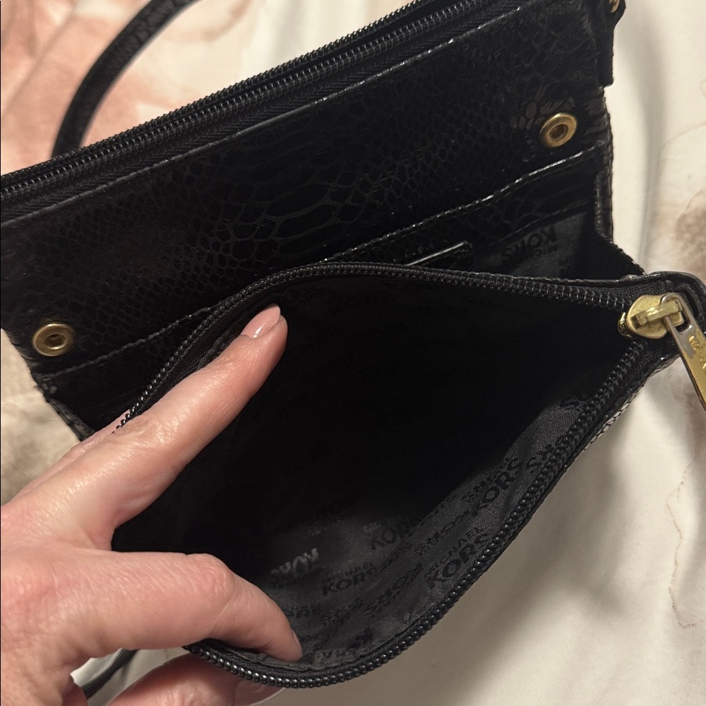 Michael Kors Black shiny leather snake skin cross body purse gold hardware - Picture 9 of 14